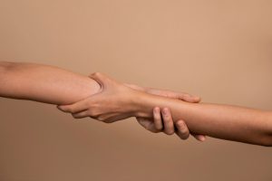 Δραματική διάσωση μητέρας με το παιδί της – Η συγκινητική αντίδραση περαστικών – Vid