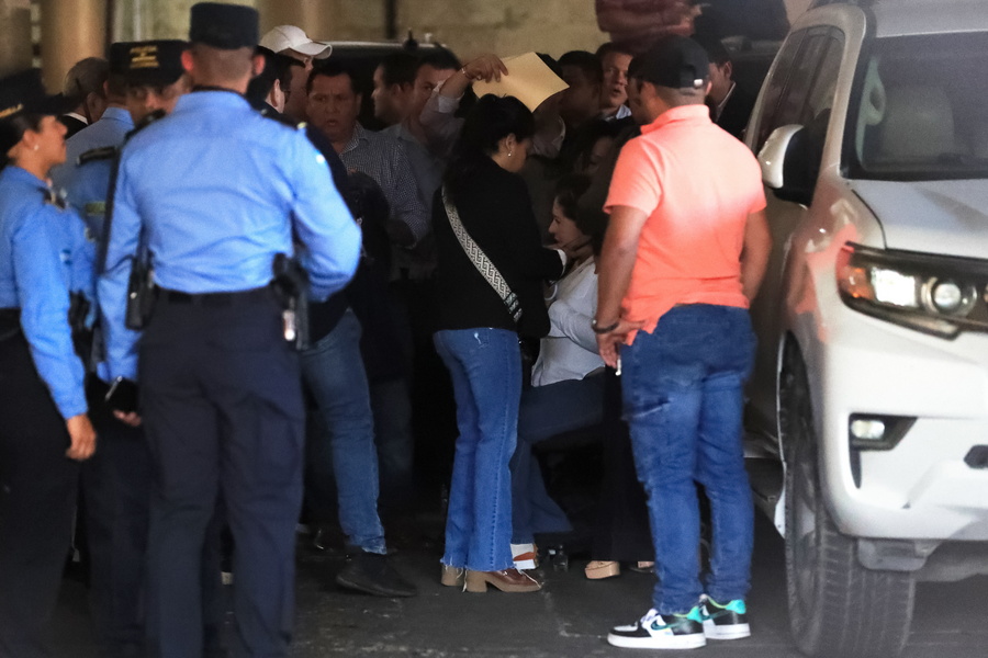 Σοκάρει το ΒΙΝΤΕΟ από Ονδούρα! Πέταξαν εκρηκτικό μηχανισμό στο κεφάλι βουλευτή