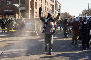 Πεδίο μάχης οι δρόμοι στη Μινεάπολη: Έκαναν χρήση χημικών οι αστυνομικοί – vid