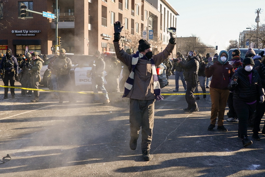 Πεδίο μάχης οι δρόμοι στη Μινεάπολη: Έκαναν χρήση χημικών οι αστυνομικοί – vid