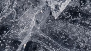 Βούτηξε τον 1 έτους γιό του στο νερό σε θερμοκρασία αέρα που άγγιζε τους -33 βαθμούς, vid