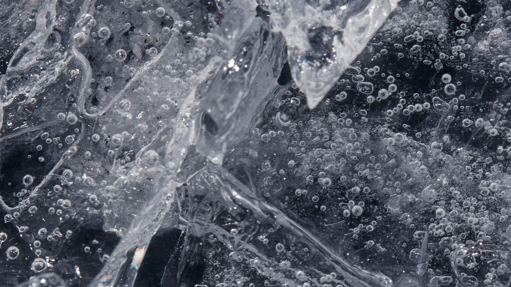 Βούτηξε τον 1 έτους γιό του στο νερό σε θερμοκρασία αέρα που άγγιζε τους -33 βαθμούς, vid