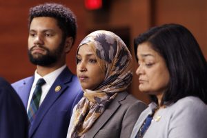 ΗΠΑ: Άνδρας ψέκασε με άγνωστο υγρό βουλευτή της αριστεράς – Viral το ΒΙΝΤΕΟ