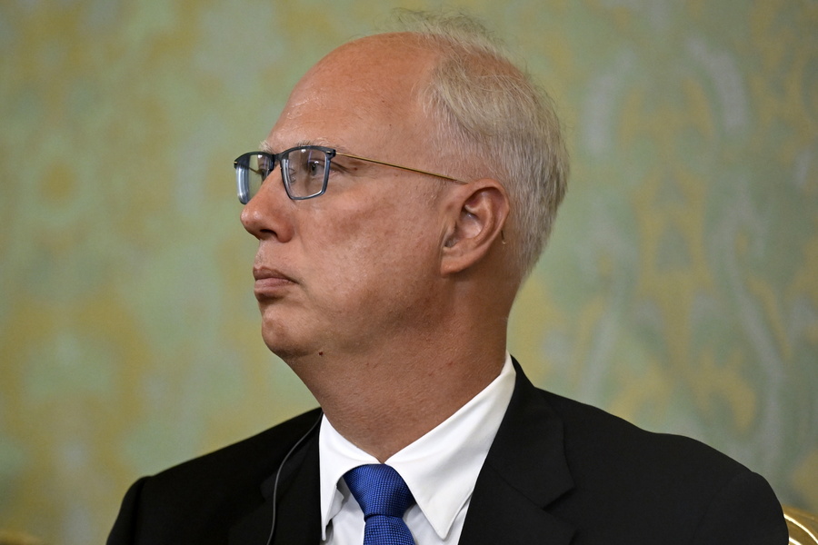 Σύμβουλος Πούτιν: Οι Ευρωπαίοι θέλουν να στείλουν στρατό ΚΑΙ κατά του Τραμπ