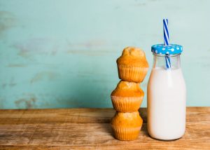 Η κυβέρνηση Τραμπ ξαναφέρνει το πλήρες γάλα σε όλα τα σχολεία, vid