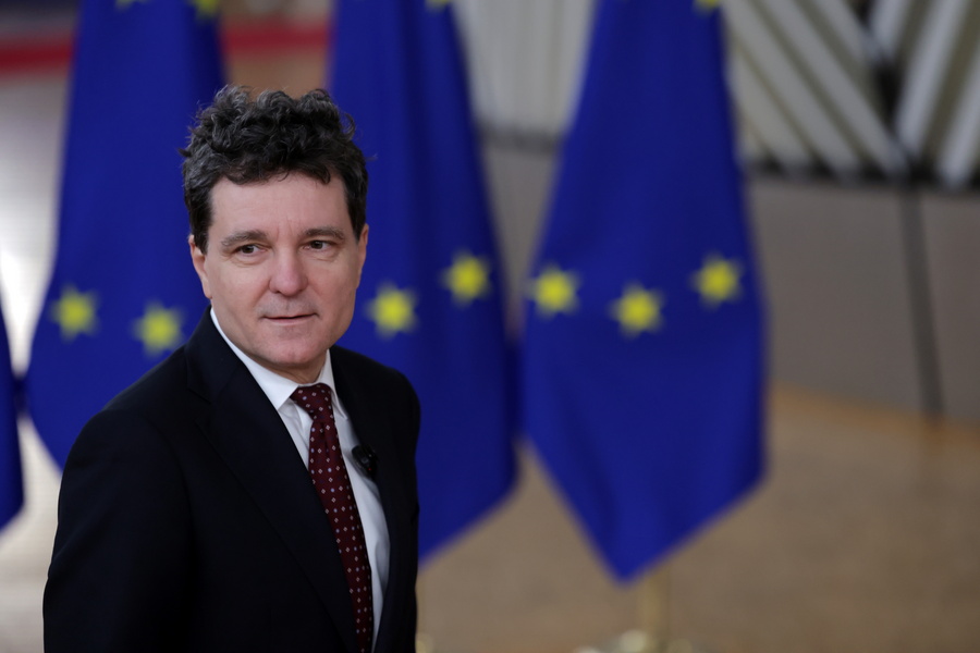 Έχασε το κόκκινο χαλί ο διεθνιστής πρόεδρος της Ρουμανίας! Αγχώθηκε από το γιουχάρισμα; vid