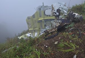 Οι αρχές της Ινδονησίας εντόπισαν συντρίμμια αεροσκάφους με 11 επιβαίνοντες που είχε χαθεί από τα ραντάρ