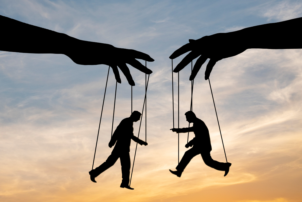 «Μισές αλήθειες» από Μασκ-Τάκερ: «Δεν βλέπετε ποιοί ελέγχουν τους πολιτικούς-μαριονέτες»