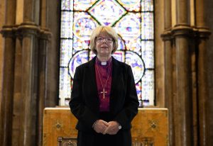 Βρετανία: Επικυρώθηκε η πρώτη γυναίκα  επικεφαλής της Αγγλικανικής Εκκλησίας – Ποια είναι η Σάρα Μαλάλι