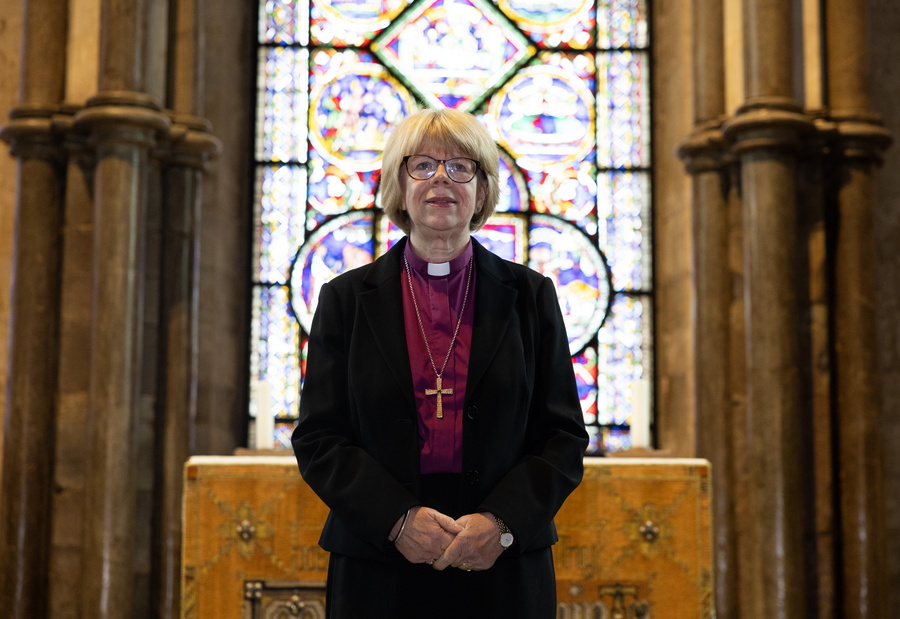 Βρετανία: Επικυρώθηκε η πρώτη γυναίκα  επικεφαλής της Αγγλικανικής Εκκλησίας – Ποια είναι η Σάρα Μαλάλι