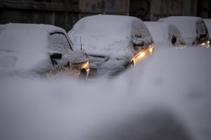 Σοβαρά προβλήματα στις μεταφορές εξαιτίας του χιονιά στην Ευρώπη