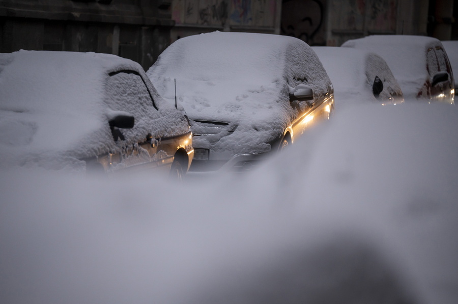 Σοβαρά προβλήματα στις μεταφορές εξαιτίας του χιονιά στην Ευρώπη
