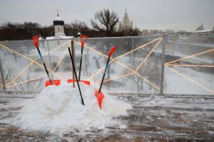 Ισχυρή χιονοθύελλα προκαλεί προβλήματα στη Μόσχα – Vid