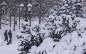 Γιατροί… «ξεπάγωσαν» άνδρα που αποκοιμήθηκε σε παγκάκι στην πιο κρύα περιοχή της Ρωσίας