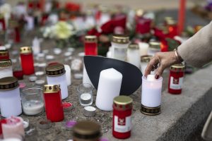 Κραν Μοντανά: «Σπινθηροβόλα κεριά» η αιτία της πυρκαγιάς – Ανακρίθηκαν οι Γάλλοι μάνατζερ του μπαρ