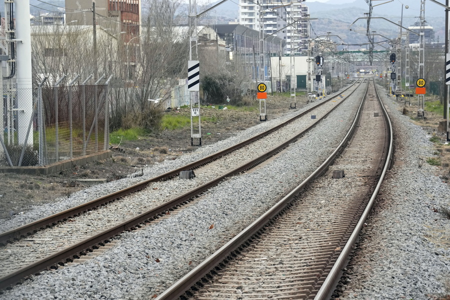 Σκληρές εικόνες από Βιετνάμ: Τρένο παρέσυρε όχημα και σκότωσε έναν από τους επιβάτες (ΒΙΝΤΕΟ)