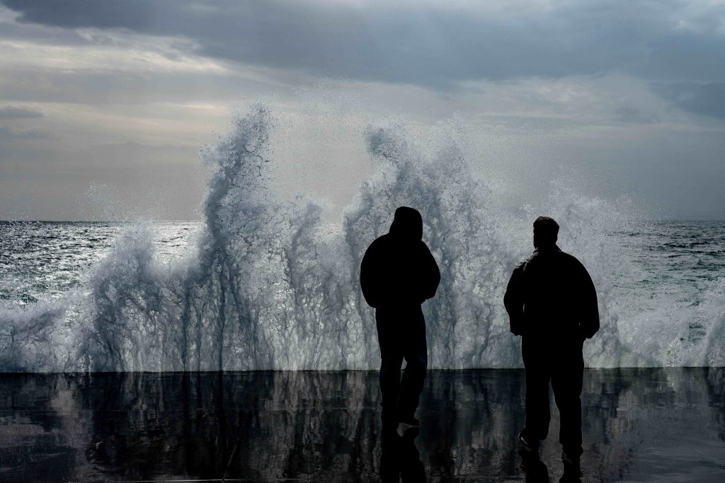 Σε κλοιό κακοκαιρίας η χώρα με ισχυρές βροχές, καταιγίδες και θυελλώδεις νοτιάδες σήμερα
