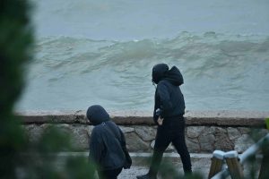 Ακραία καιρικά φαινόμενα σήμερα με χιόνια, ισχυρές βροχές, καταιγίδες και ανέμους 9 μποφόρ