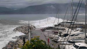 Τραγωδία στο Άστρος Κυνουρίας: Νεκρός 53χρονος λιμενικός που χτυπήθηκε από ισχυρό κύμα