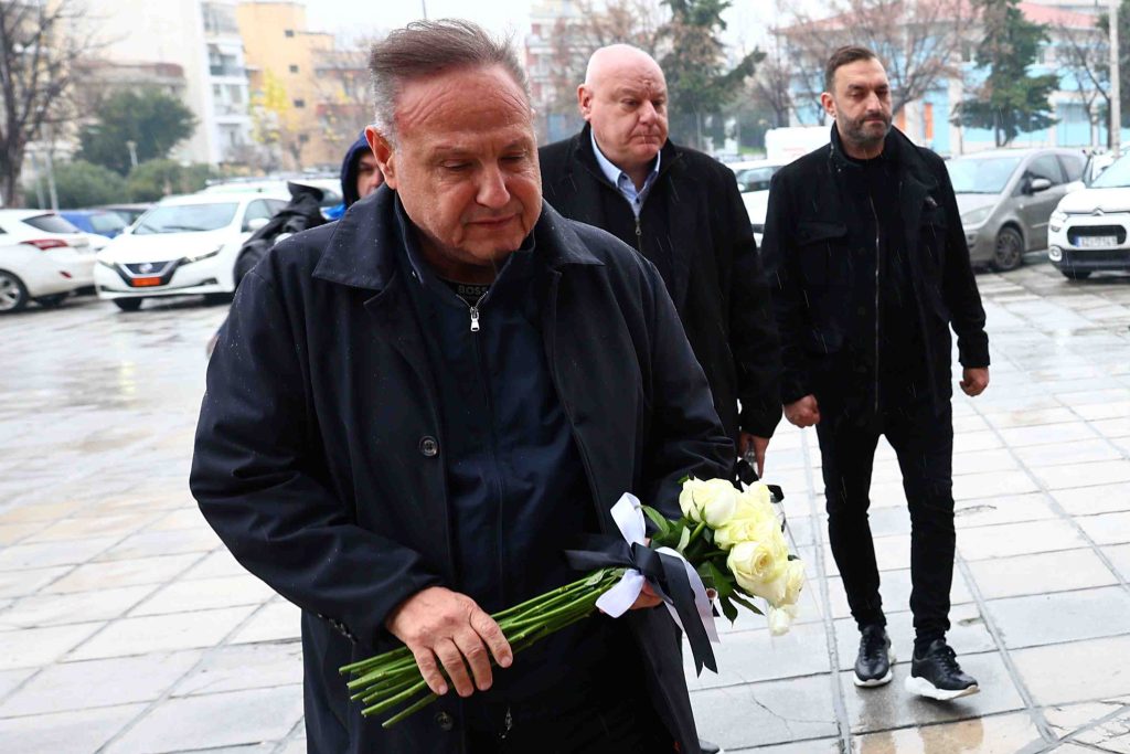 Τούμπα: Αγγελούδης και μέλη της διοίκησης αποχαιρέτησαν τους αδικοχαμένους οπαδούς του ΠΑΟΚ