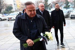 Τούμπα: Αγγελούδης και μέλη της διοίκησης αποχαιρέτησαν τους αδικοχαμένους οπαδούς του ΠΑΟΚ