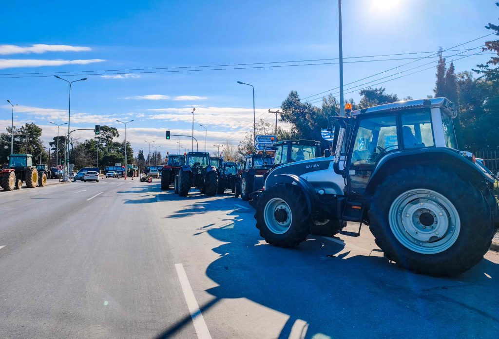 Χαλκιδική: Συμβολικός δίωρος αποκλεισμός από αγρότες και κτηνοτρόφους στη Νέα Τρίγλια