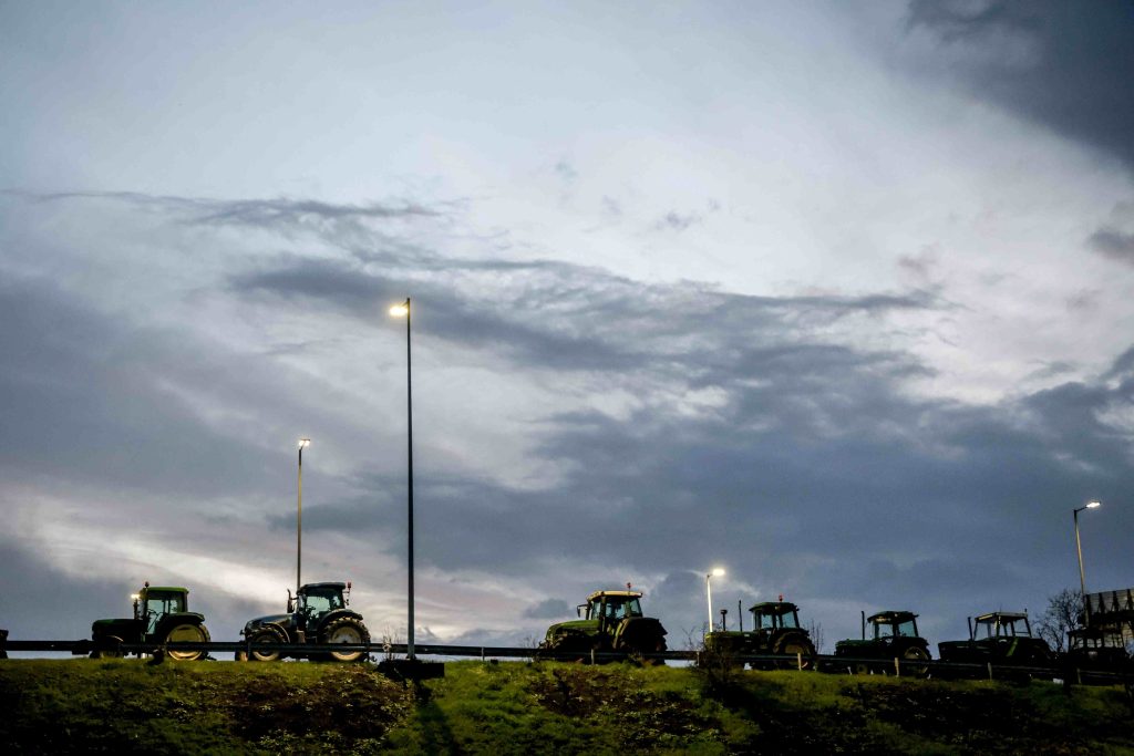 Λάρισα: Παραμένουν στο μπλόκο της Νίκαιας οι αγρότες – Αποκλεισμός των σηράγγων στα Τέμπη αύριο