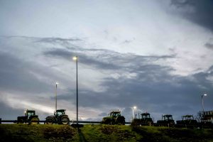 Λάρισα: Παραμένουν στο μπλόκο της Νίκαιας οι αγρότες – Αποκλεισμός των σηράγγων στα Τέμπη αύριο