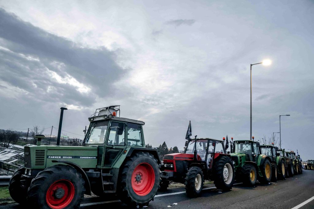 Συνεχίζονται οι κινητοποιήσεις των αγροτών στο μπλόκο της Νίκαιας – Κλείνουν τις σήραγγες των Τεμπών στις 11:00