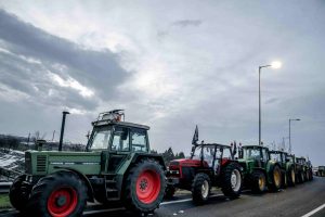 Συνεχίζονται οι κινητοποιήσεις των αγροτών στο μπλόκο της Νίκαιας – Κλείνουν τις σήραγγες των Τεμπών στις 11:00