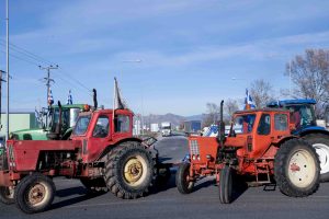 Μπλόκο Νίκαιας: Βανδάλισαν τα τρακτέρ δύο αγροτών που πήγαν στη σύσκεψη στο Μέγαρο Μαξίμου