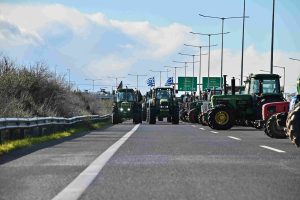 Κομμένη στα δύο η χώρα: Αγρότες απέκλεισαν τις σήραγγες στα Τέμπη – Η ΕΛΑΣ διέκοψε την κυκλοφορία