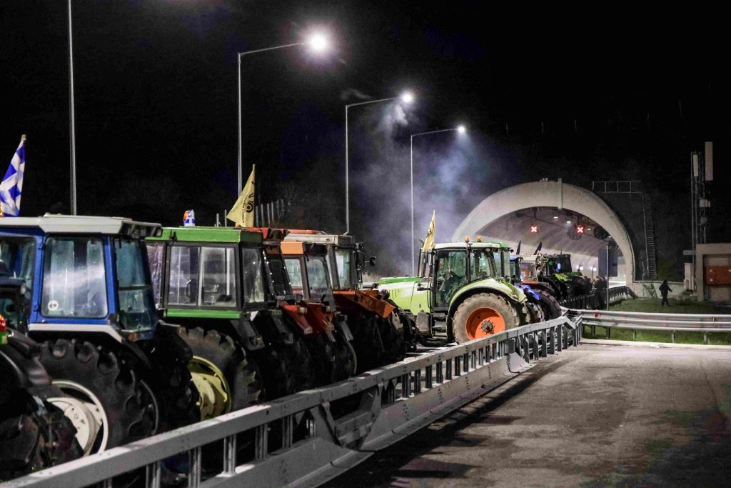 Λάρισα: Παραμένουν οι αγρότες στις σήραγγες των Τεμπών – Πώς γίνεται η κυκλοφορία των οχημάτων
