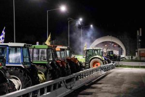 Λάρισα: Παραμένουν οι αγρότες στις σήραγγες των Τεμπών – Πώς γίνεται η κυκλοφορία των οχημάτων