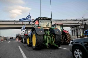 Κλιμάκωση αγροτικών κινητοποιήσεων σε 4 μπλόκα της Στερεάς Ελλάδος – Ποιοι δρόμοι κλείνον