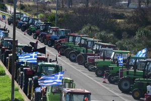 Άρχισε η εκτροπή των οχημάτων από το Κάστρο Βοιωτίας – Έκλεισε η εθνική οδός Αθηνών-Λαμίας