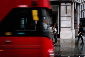 Από κινητά και κλειδιά μέχρι στολές δεινοσαύρου και φυτά – Τα πράγματα που ξεχνούν οι επιβάτες στα λεωφορεία