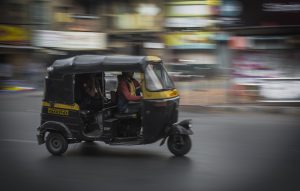 Τουρίστρια προσπαθεί να διασχίσει τους δρόμους στην Ινδία σε viral βίντεο