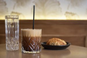 Άγγλος λάτρης της μπουγάτσας και του freddo espresso βρήκε ελληνικό φούρνο στην Αγγλία! vid