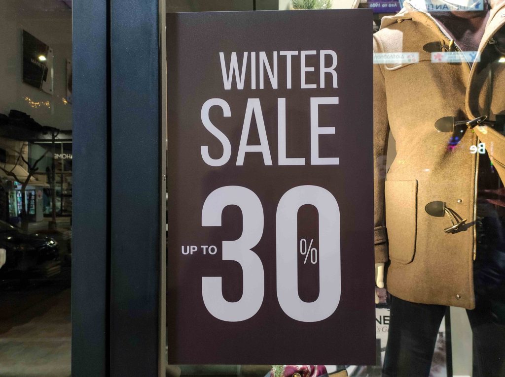 Πρεμιέρα για τις χειμερινές εκπτώσεις με στόχο για τζίρο άνω των 6 δις ευρώ – Τι να προσέχουν οι καταναλωτές