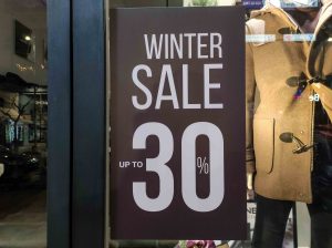 Πρεμιέρα για τις χειμερινές εκπτώσεις με στόχο για τζίρο άνω των 6 δις ευρώ – Τι να προσέχουν οι καταναλωτές