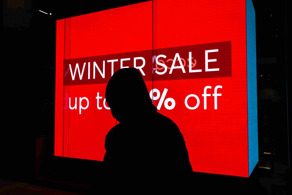 Ανοικτά τα καταστήματα σήμερα Κυριακή – Εκπτώσεις έως και 70% αλλά υποτονική η αγοραστική κίνηση