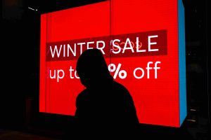 Ανοικτά τα καταστήματα σήμερα Κυριακή – Εκπτώσεις έως και 70% αλλά υποτονική η αγοραστική κίνηση