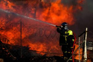 Μεγάλη φωτιά σε εργοστάσιο πλαστικών στο Μενίδι – Μήνυμα 112 στους κατοίκους