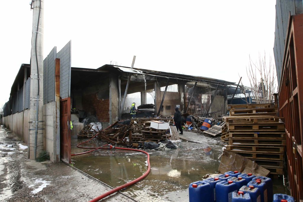 Υπό μερικό έλεγχο η πυρκαγιά σε εργοστάσιο πλαστικών στο Μενίδι – Εκτεταμένες ζημιές