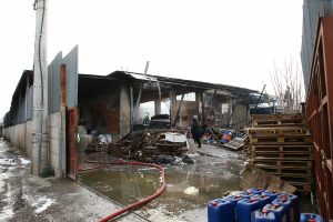 Εικόνες καταστροφής στο Μενίδι: Υπό μερικό έλεγχο η πυρκαγιά στο εργοστάσιο πλαστικών