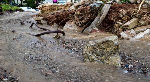 Εικόνες αποκάλυψης στην Αττική: Η κακοκαιρία “ισοπέδωσε” γειτονιές σε Άνω Γλυφάδα και Βούλα