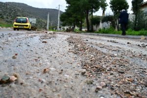 Στην Άνω Γλυφάδα, που επλήγη από τις πλημμύρες, κλιμάκιο του ΠΑΣΟΚ