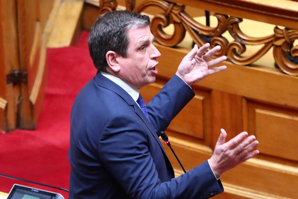 “Άσε μας κουκλίτσα μου”: Επεισόδιο με Καιρίδη και Κωνσταντοπούλου στη Βουλή- Η παρέμβαση Δένδια