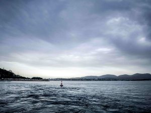 Άστατος ο καιρός και σήμερα: Συννεφιά, τοπικές βροχές και καταιγίδες – Νέα επιδείνωση από αύριο